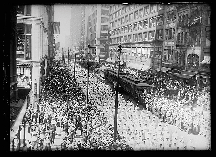 Black & white photograph of 4,000 uniformed nurses marching in the 1954 Chicago Nurses Day Parade.