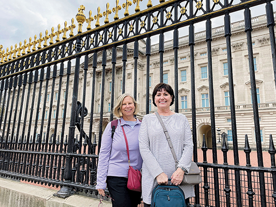 The author and a friend in front of the gates of Buckingham Palace